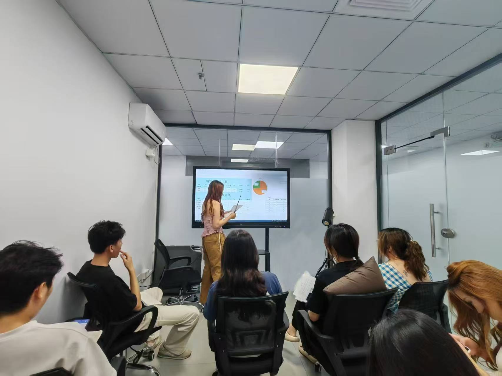 工作人员正在接受专业培训 工作人员正在接受专业培训