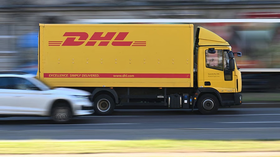 一辆 DHL 集团卡车