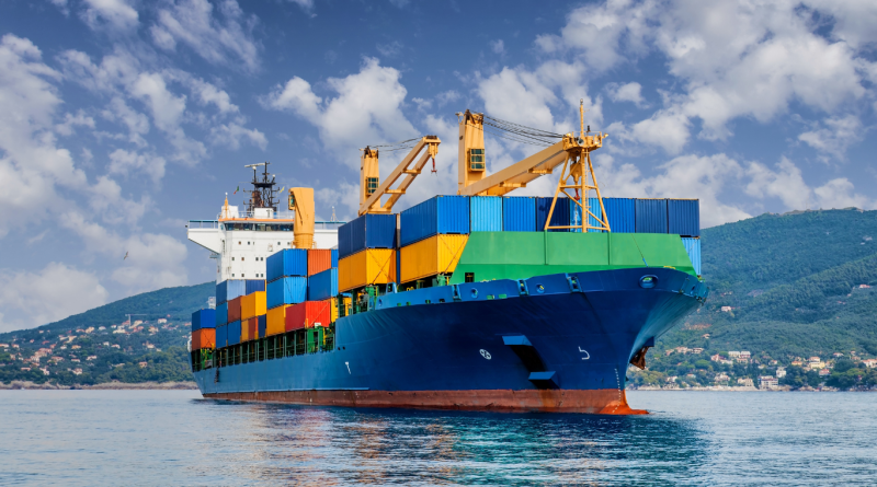 一艘装载着五彩缤纷集装箱的现代货船，代表着航运创新和全球物流技术的进步。